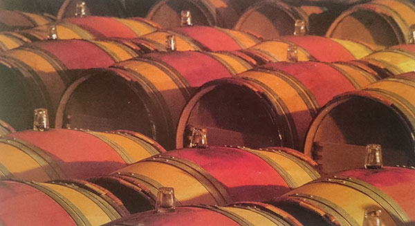 Barricas francesas bordalesas típicas para amadurecer o vinho