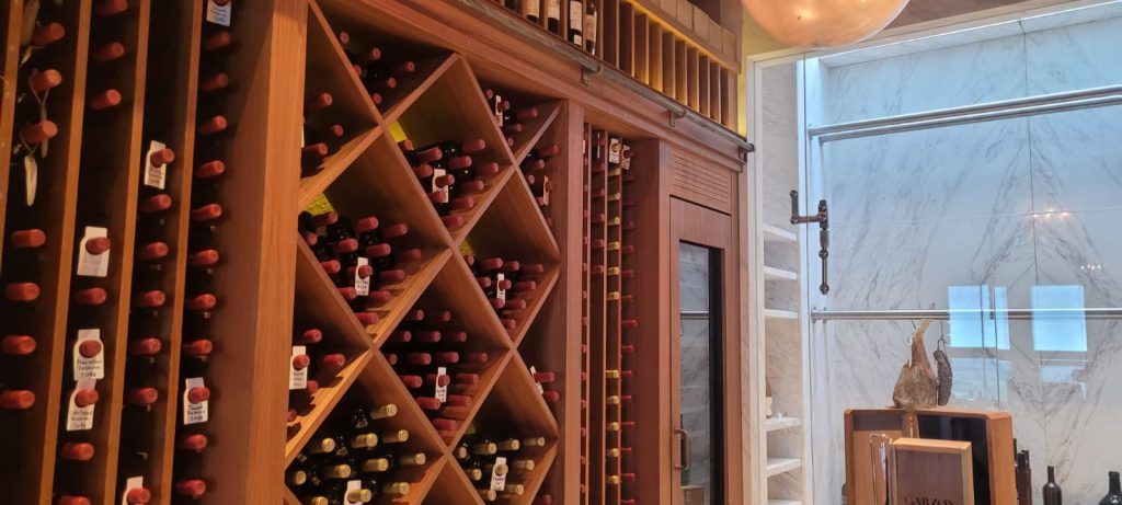 <alt2> Sala é o ambiente mais escolhido para a adega de vinhos